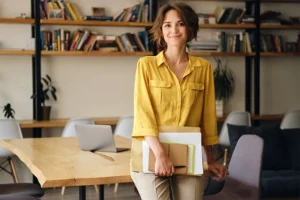 Mujer joven con actitud segura, representando a una nueva colaboradora en su proceso de onboarding